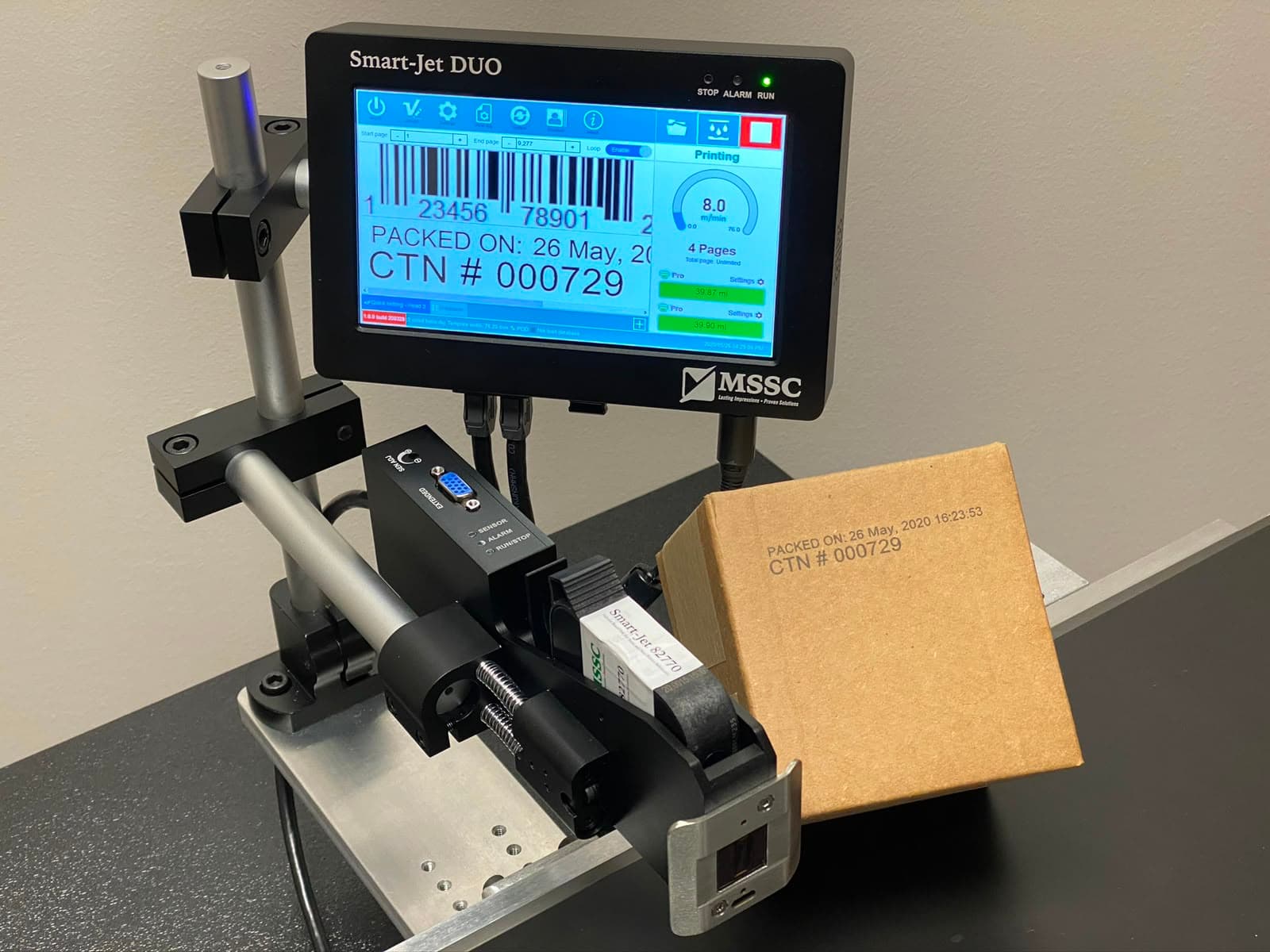 SmartJet DUO instalado para imprimir informações variáveis em caixa de papelão