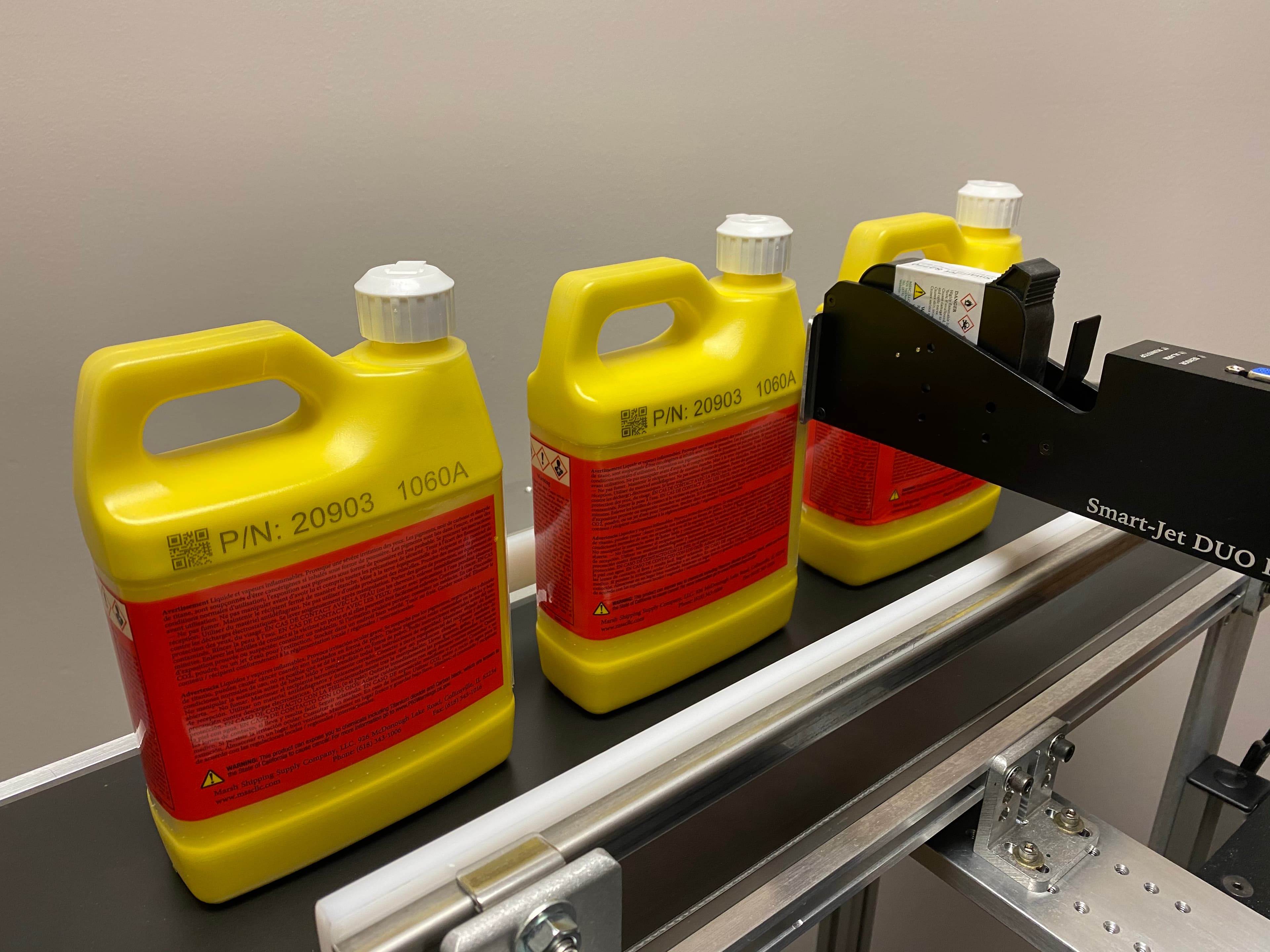 Recipientes de tinta e cartucho instalados junto a sistema de codificação Smart-Jet